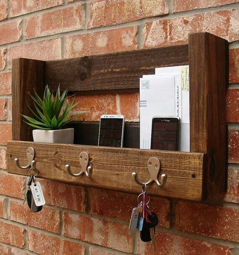 Koti Diy, Rustic Coat Rack, Rustic Entryway, Wooden Pallet Furniture, Wooden Pallet Projects, Diy Holz, Key Organizer, Key Hooks, Floating Shelf