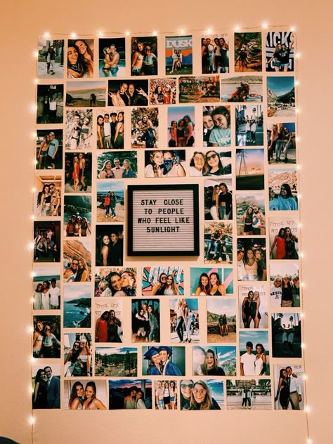 Foto Wall Ideas, Photo Wall Collage Bedroom Friends, Fairy Lights Bedroom With Photos, Photo Wall Teenage Room, Photo Wall Collage Bedroom With Led Lights, Diy Photo Collage Wall, Poster Board Picture Collage Birthday, Photo Collage Diy, Dads Room