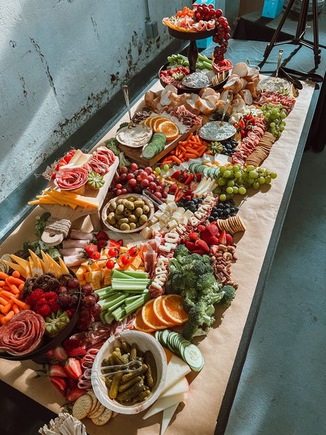 Charcuterie Tables, Grazing Platter Ideas, Charcuterie Board Wedding, Fall Charcuterie, Charcuterie Party, Charcuterie Board Meats, Nature Party, Charcuterie Spread, Wedding Appetizers