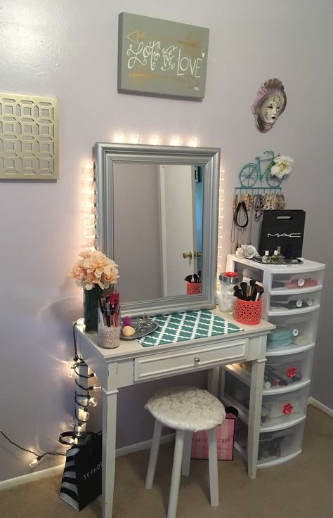 Table Makeup Ideas, Diy Vanity Set Up, Easy Vanity Ideas, Diy Vanity Ideas Bedroom Small Spaces, Makeup Corner In Bedroom Small Spaces Vanity Ideas, Makeup Dresser Ideas, Vanity For Small Bedroom, Diy Makeup Vanity Homemade, Makeup Table Ideas Bedrooms