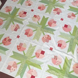 Spring Quilt Blocks, Flower Quilt Blocks Free Pattern, Flower Quilt Blocks, Tulip Quilt, Colchas Quilting, Flower Quilt Patterns, Floral Quilts, Mini Quilt Patterns, Girl Quilts