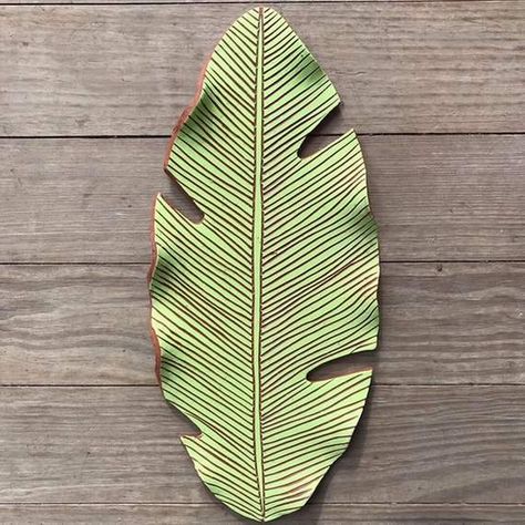 Ceramic Banana, Leaf Wall Hanging, Leaf Plates, Surface Decoration, Leaf Wall, Image Description, Diy Clay Crafts, Banana Leaf, Ceramic Decor