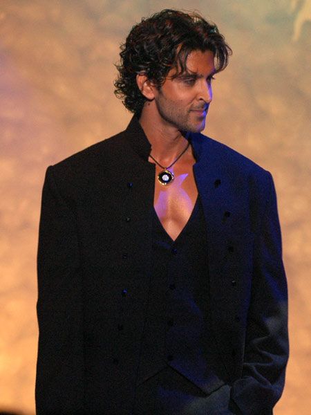 The Hair! The chin! The skin tone! On this note, my 60th pin....I will stop for now. Hrithik Roshan Aesthetic, Hrithik Roshan Outfit Fashion Styles, Hrithik Roshan In Suit, Hrithik Roshan Body Wallpapers, Hrithik Roshan Attitude Video, Hrithik Roshan Hairstyle, Dark Haired Men, Taper Fade Haircut, Spiderman Pictures