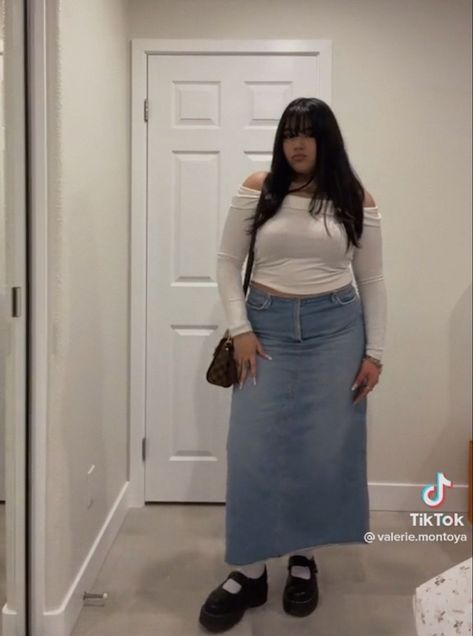 Bigger Size Outfits, Cute Outfit Ideas For Bigger Women, Plus Size Aesthetic Outfits Skirts, Demin Skirt Outfit Plus Size, Denim Midi Skirt Outfit Plus Size, Swaggy Outfits Plus Size, Pretty Plus Size Outfits, Mid Size Maxi Skirt Outfit, H Body Shape Outfits