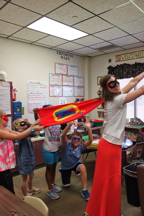 Teacher Appreciation Idea- 'celebrate our super heroes'. Cute idea for making this cape and mask for the teacher (no sew!) Teacher Superhero Costume, Heroes Theme, Tk Classroom, Teaching Board, Superhero Teacher, Texas Girls, Teacher Costumes, Apple Preschool, Super Hero Theme