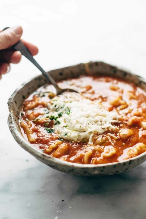 This Roasted Garlic and White Bean Lasagna Soup is nutritious and comforting and topped with a ricotta Parmesan mixture - perfect for cold winter nights! #vegetarian #souprecipe #dinner #simplerecipe #soup | pinchofyum.com Bean Lasagna, Pinch Of Yum, Chicken Gnocchi Soup, Chicken Lasagna, Fall Soup Recipes, Lasagna Soup, Fall Soups, White Bean, Minestrone