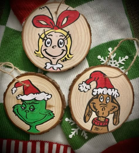 Log Slice Ornaments, Painted Grinch Ornaments, Grinch Wooden Ornaments, Friends Ornaments, Grinch Crafts, Ornaments Ideas, Grinch Ornaments, Grinch Christmas Decorations, Wooden Christmas Crafts