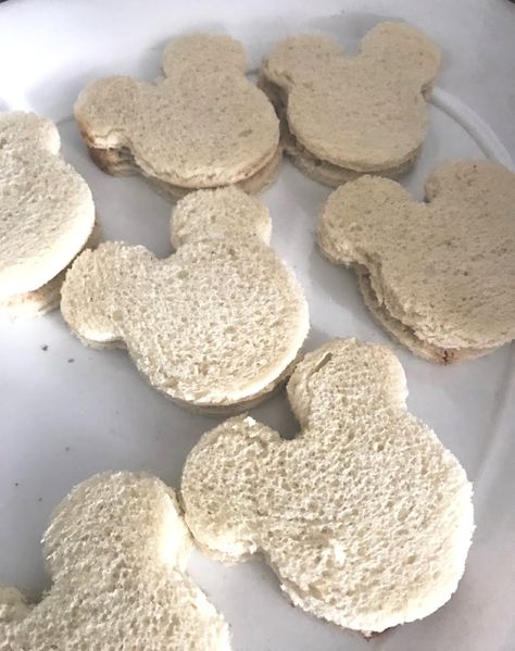 Mickey Treats, Mickey Breakfast Ideas, Mickey Sandwich, Mickey Mouse Sandwiches, Healthy Mickey Mouse Snacks, Mickey Shaped Food, Mickey Mouse Food, Mickey Shaped Desserts, Popcorn Cake