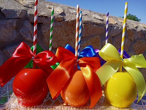 Cocomelon Candy Apples, Carnival Candy Apples, Cocomelon Treats, Colored Candy Apples, Sour Candy Recipe, Candy Apple Bars, Blue Candy Apples, Gourmet Candy Apples, Party Food Bars