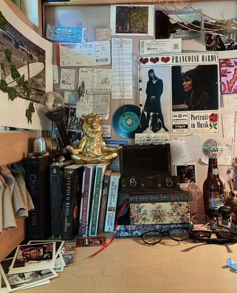 Maximalist Desk, Cluttered Room Aesthetic, Maximalist Bedroom Aesthetic, Messy Room Aesthetic, Maximalist Rooms, Maximalist Decor Vintage, Indie Room Ideas, Maximalist Aesthetic, Messy Desk