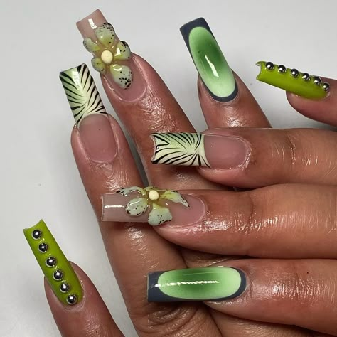 ADDI | green tones 💐 | Instagram Cool Tone Summer Nails, Green Gel Nails Designs, Summer Green Nails Designs, Green Flower Nails, Green Summer Nails, Nail Art Vert, Green Nail Design, Green Acrylic Nails, Green Nail Art