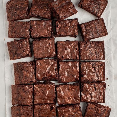 This easy Mexican brownie recipe comes together quickly enough for dessert anytime because it uses a box mix. Cleanup is quick and minimal, too! Fudgy Brownie Recipe, Best Brownie Recipe, A Glass Of Milk, Brownie Toppings, Vegan Brownie, Gluten Free Brownies, Homemade Brownies, Brownies Recipe Easy, Best Brownies