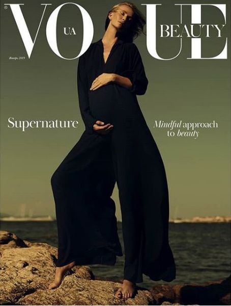 Tatiana Korsakova - Vogue Beauty Ukraine Magazine (January 2019) Shooting Pose, Vogue Ukraine, Maternity Photoshoot Outfits, Maternity Studio, Vogue Brazil, Maternity Inspiration, Pregnant Celebrities, Maternity Photography Poses, Vogue Beauty