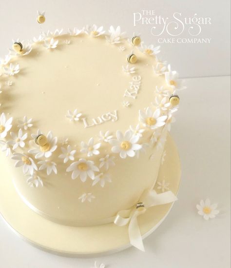 Daisy Cake Aesthetic, Minimal Cake Decorating, Simple Aesthetic Birthday Cakes Pastel, Cute Simple Cakes Aesthetic, Daisies Cake Birthday, Minimal Birthday Cake Ideas, Bee And Daisy Cake, Daisy Cake 1st Birthday, Daisy And Bee Cake