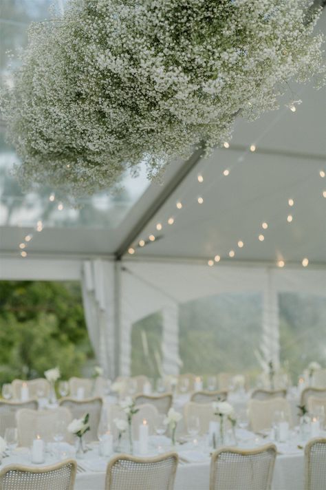 Baby breath cloud hangs from the ceiling in the clear top tent | Lindsay Plank Events. Niagara and Toronto Wedding Planner. tented wedding inspiration, classic and modern tented wedding inspiration, babies breath club, hanging floral installation in tent, elegant wedding inspiration, outdoor wedding, estate wedding planning tips, estate wedding inspiration, white and greenery outdoor wedding. Wedding Tent Flooring, Wedding Tent Florals, Tent Floral Installation, Wedding Marquee Flowers, Wedding Tent Ceiling Decor, Hanging Florals Wedding, Wedding White Tent, Hanging Floral Wedding, Clear Top Tent Wedding