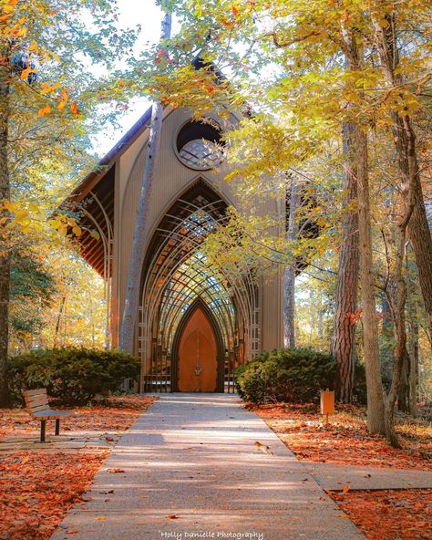 📸#HollyDaniellePhotography 📍 #BellaVista, Arkansas ⛪️Mildred B. Cooper Memorial Chapel Tiny Churches, Bella Vista Arkansas, Arkansas Wedding Venues, Tiny Window, Glass Chapel, Arkansas Wedding, Dream Wedding Venues, Bella Vista, Church Architecture