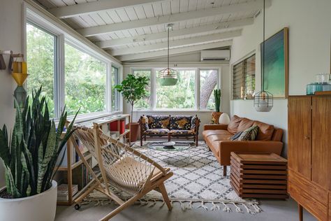 16 Amazing Mid Century Modern Sun Room Designs To Chill Out In Bohemian Sunroom, Bohemian Chic Living Room, Boho Sunroom, Modern Sunroom, Small Sunroom, Chic Living Room Decor, Living Room Ideas Bohemian, Boho Chic Living Room, Chic Modern Home Decor