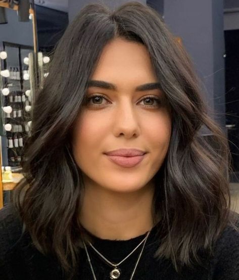 Brunette Wavy Midi Hairstyle Haircuts For Round Face Shape, Haircuts For Round Faces, Hair To One Side, Wavy Haircuts, Haircuts For Wavy Hair, Round Face Shape, Shoulder Length Hair Cuts, Round Face Haircuts, Work Hairstyles