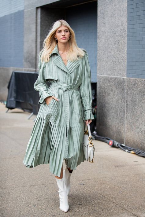 See the Best Model Street Style Outfits at Fashion Week | POPSUGAR Fashion Luxury Fashion Outfits, Devon Windsor, Extreme Fashion, Models Off Duty Style, Winnie Harlow, Muslim Fashion Hijab Outfits, Fashion Magazine Cover, Muslim Fashion Hijab, Popsugar Fashion