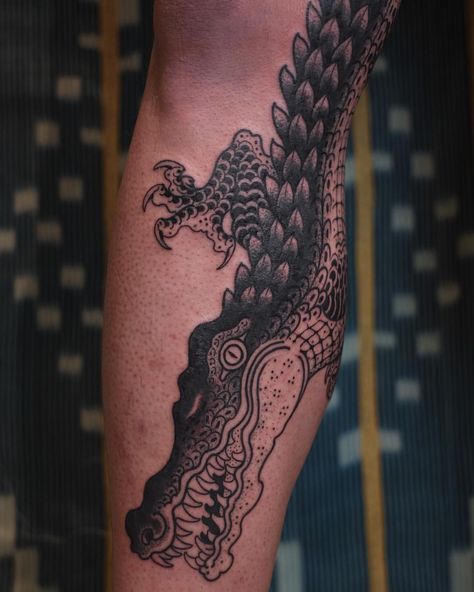 Traditional Crocodile Tattoo, Dark Tattoo Ideas, Alligator Tattoo, Feminine Tattoo Ideas, Crocodile Tattoo, Gotik Tattoo, Shadow Tattoo, Wicked Tattoos, Scary Tattoos