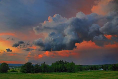 Sunset Storm Clouds, Landscape Sunset Photography, Dramatic Landscape Photography, Storm Clouds Wallpaper, Landscape Art Painting Acrylic, Storm Clouds Photography, Storm Landscape, Cloud Paintings, Storm Painting