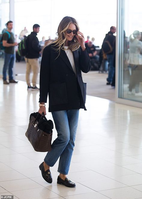 Elle Macpherson 2023, Elle Macpherson Style, Elle Mcpherson, Adelaide Airport, Loafer Outfits, Airport Chic, Tan Outfit, Wedding Finger, At Airport