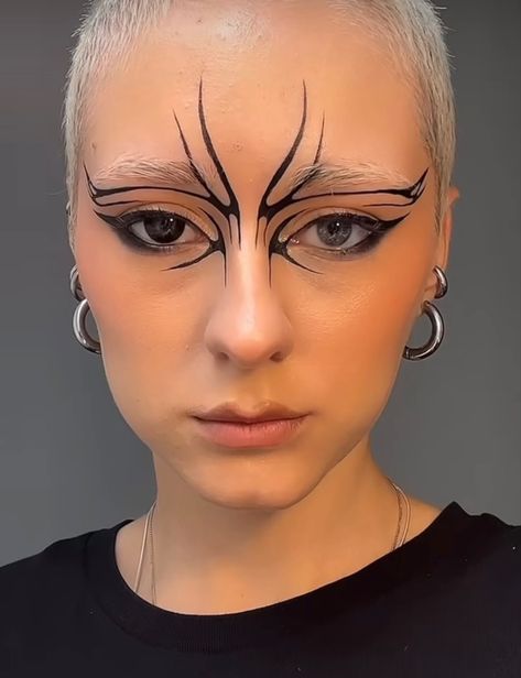 Makeup Downturned Eyes, No Eyebrows Makeup Look, Emo Makeup 2000s, Exaggerated Eyeliner, Easy Graphic Eyeliner, Real Emo, Eyeliner Art, Makeup 2000s, Downturned Eyes