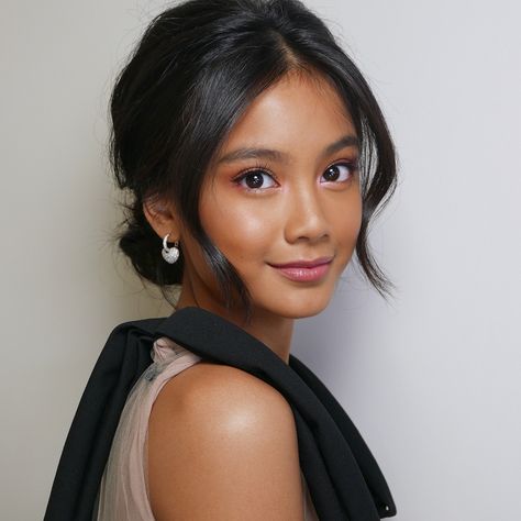 Anthea Bueno on Instagram: “MOR 2017 female artist of the year Baby girl @ylonagarcia 💕 Congrats My love!!!! Hair @ethandavid_ Styled by @myrrhlaoto assisted by…” Filipina Hairstyles, Ylona Garcia, Filipino Hair, Athletic Hairstyles, Girl Haircuts, Asian Hair, Hairstyles For Round Faces, Maquillaje Natural, Tan Skin