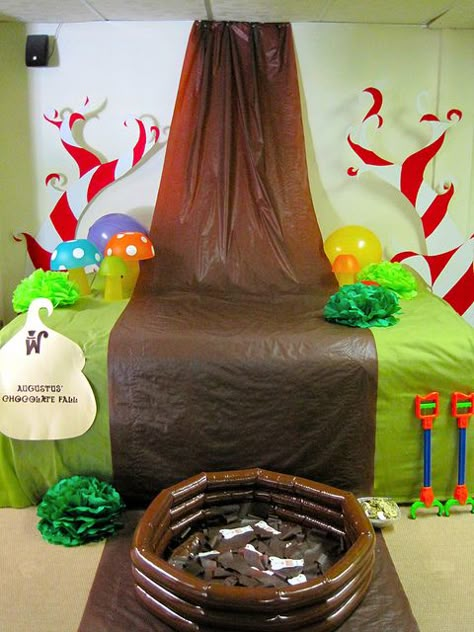 Chocolate Waterfall by a. modern home, via Flickr....plastic cups flipped upside down with bowls flipped too and placed on top with white circular stickers ...mushrooms Wonka Decorations, Stickers Mushrooms, Willy Wanka, Chocolate Waterfall, Willy Wonka Halloween, Music Theme Party, Chocolate River, Circular Stickers, Chocolate Factory Party