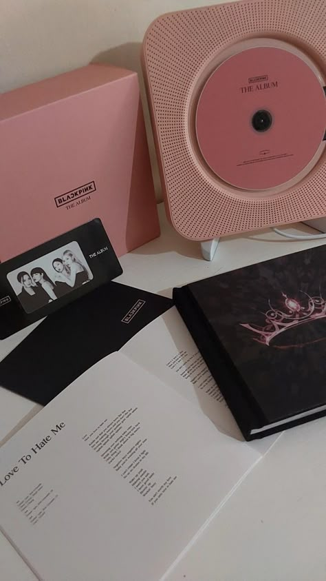 Blackpink Merch Fotos Kpop Blackpink Album Aesthetic, Blackpink Merch Aesthetic, Blackpink Room, Album Blackpink, Blackpink Photocards, Blackpink Merch, Jennie Fashion, Kpop Merch Aesthetic, Online Status