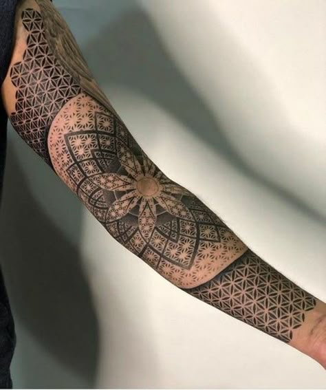 Mandala Tattoo Men, Tato Mandala, Geometric Tattoo Sleeve Designs, Mandala Tattoo Sleeve, Flower Of Life Pattern, Geometric Mandala Tattoo, Geometric Sleeve Tattoo, Tattoo Dotwork, Skeleton Hand Tattoos