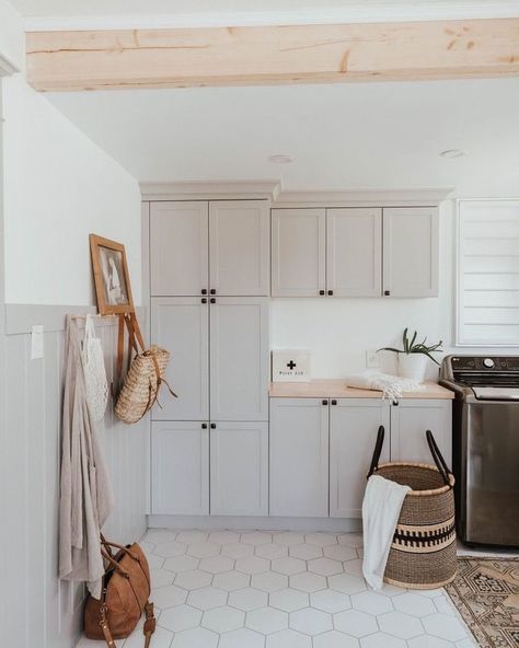 Who says your laundry room has to be boring and uninviting? Not us! 🙋🏻‍♀️ The light and airy feel of the colours and textures in this room… Laundry Room/mud Room, Family Room Addition, Mudroom Entryway, Mudroom Laundry Room, Farmhouse Interior Design, Farmhouse Laundry, Mudroom Design, Mudroom Laundry, Laundry Mudroom