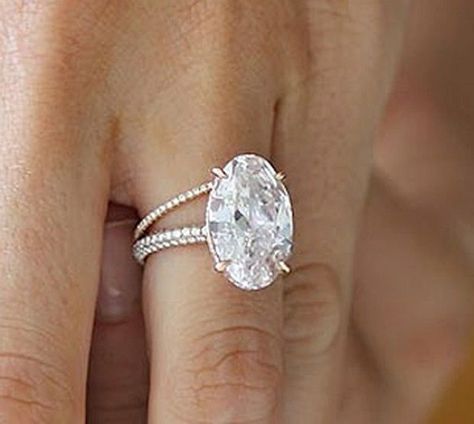 Blake Lively's gorgeous fancy light pink oval #diamond set in #rosegold. Blake Lively Wedding, Blake Lively Ring, Blake Lively Engagement Ring, Oval Diamond Engagement, Engagement Celebration, Celebrity Engagement Rings, Oval Diamond Engagement Ring, Wedding Rings Rose Gold, Bling Rings