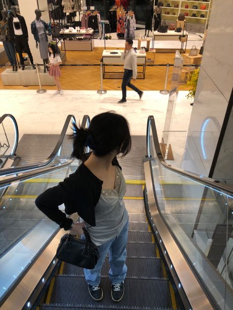 escalator poses y2k downtown girl aesthetic Grey Cami Outfit, Escalator Pics, Lehnga Photoshoot Poses, Self Photography, Solo Photo, Solo Pics, Aesthetic Y2k, Tumblr Photography, Instagram Girls