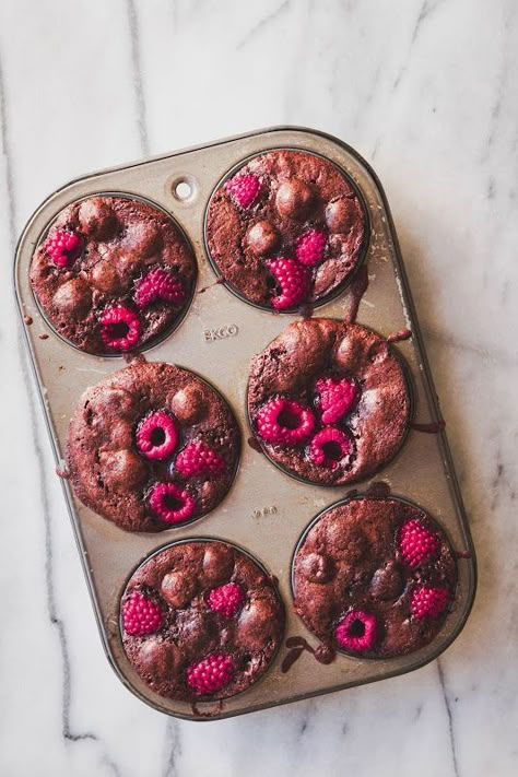 Chocolate brownie cupcakes with raspberries. Chocolate Brownie Cake, Brownie Cupcakes, Brownie Cake, Chocolate Muffins, Cupcake Cake, Chocolate Brownies, Food Cakes, Sweets Treats, Sangria