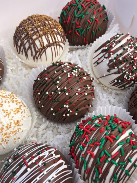 Chocolates Christmas, Hot Cocoa Balls, Christmas Chocolate Covered Treats, Hot Chocolate Balls, Christmas Bombe Dessert, Chocolate Balls, Christmas Chocolates, Cocobombs Christmas, Hot Chocolate Bombshell