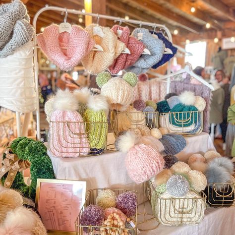 Knitting Booth Display, Knitting Party Ideas, Yarn Market Display, Crochet Farmers Market Booth, Beanie Display Ideas, Crochet Craft Fair Display, Crochet Booth Ideas, Crochet Craft Show Display, Boba Catering