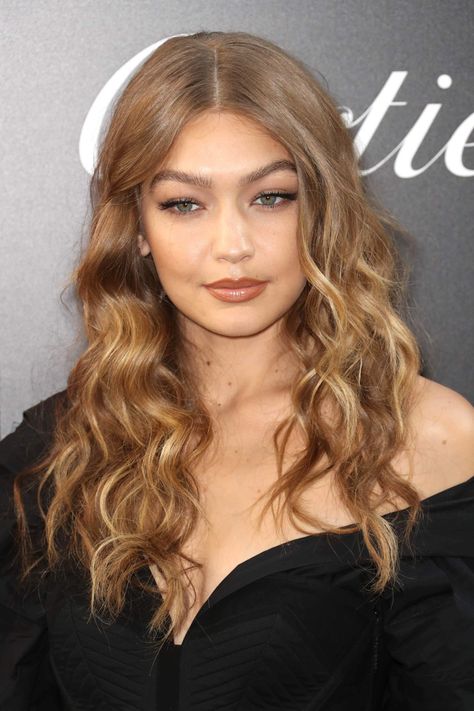 Gigi Hadid Hair Tutorial, Gigi Hadid Hair Color, Neutral Blonde Hair, Gigi Hadid Hair, Balayage Long Hair, Neutral Blonde, Gorgeous Hair Color, Honey Blonde Hair, Dark Blonde Hair