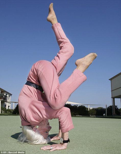 Why I keep doing yoga.......because when I grow up (at 83) I want to be this lady. Advanced Yoga, Yoga Moves, Yoga Help, Yoga Journal, Ageless Beauty, Young At Heart, Aging Gracefully, Old People, 인물 사진