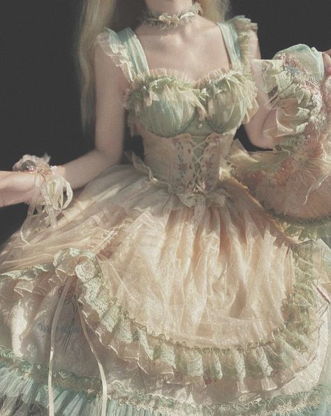 Fairy Tale Wedding Dress, Pretty Wedding Dresses, Old Fashion Dresses, Dresses Aesthetic, Royal Dresses, Old Dresses, Fantasy Gowns, Pretty Prom Dresses, Fairytale Dress