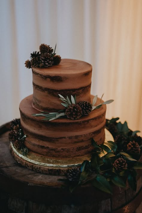 Boho Grooms Cake, Brownie Grooms Cake, Brown Wedding Cake Ideas, Simple Grooms Cake Chocolate, Chocolate Frosted Wedding Cake, Classy Grooms Cake, Chocolate Icing Wedding Cake, Groom Cakes Ideas, Chocolate Ganache Wedding Cake