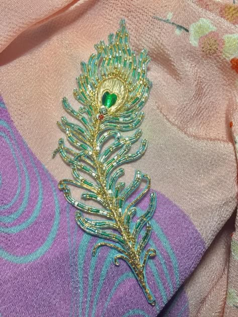 Gold Work Embroidery Peacock, Peacock Beaded Embroidery, Peacock Art Work, Peacock Hand Embroidery Designs, Peacock Feather Embroidery, Peacock Embroidery Designs, Peacock Embroidery, Fabric Paint Diy, Feather Embroidery