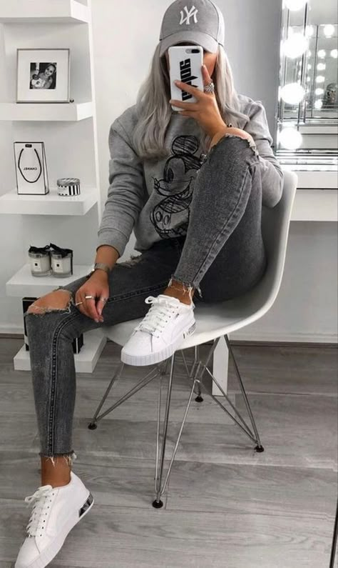 All gray everything. This is a totally cute and casual outfit for running errands or hanging with friends. Sophisticated Style Women Casual, Tv Outfit Inspiration, Cool Fashion Edgy, Football Sunday Outfit Winter, Edgy Sporty Outfits, Womens Casual Winter Outfits, Classy Everyday Outfits Minimal Classic, Women’s Casual Fashion, 30 Yr Old Women Fashion