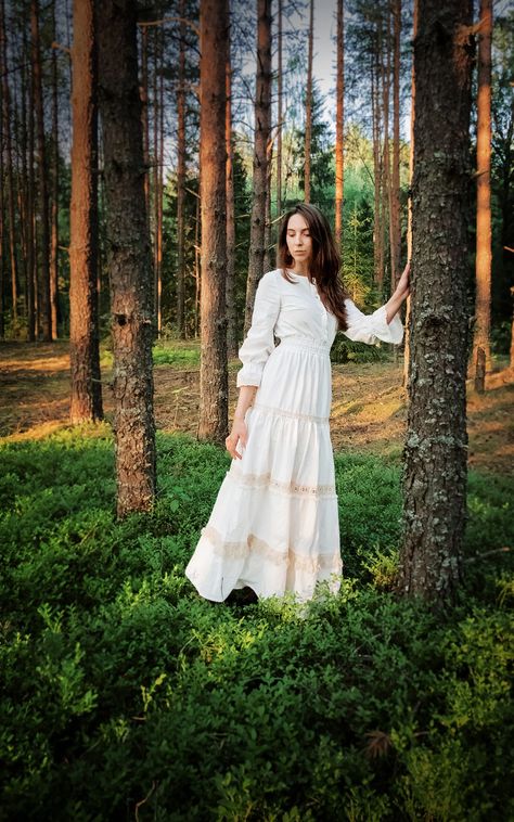 Photo session in a pine forest Pine Tree Photoshoot, Tree Pose, Woman Portrait, Pine Forest, Photography Women, Photoshoot Poses, Photo Session, Female Portrait, Photo Poses