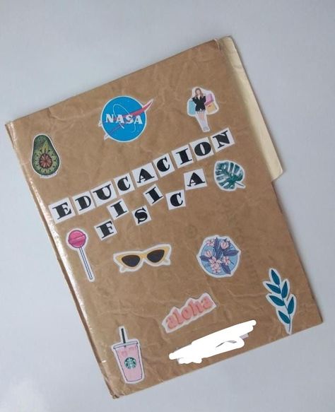 carpeta forrada con papel kraft de una bolsa y utilice sticker de aqui msmo de pinterest y para las letras baje una fuente de dafont y escribi la palabra luego la imprimi y ya impresas las recorte en con formas de cuadros ya queda en cada quien si al momento de imprimir dejan un espacio entre cada letra o no. gracias! si quieren mas ideas similares me dicen Folder Decorado, Notebook