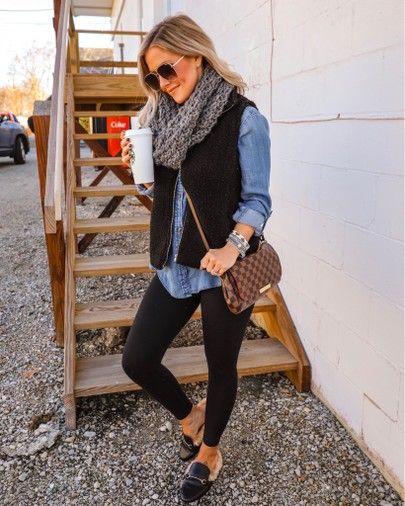 Winteroutfits Chic, Holding A Cup Of Coffee, Look Legging, Legging Outfits, Mode Casual, Looks Black, Interview Outfit, Black Vest, Cute Fall Outfits