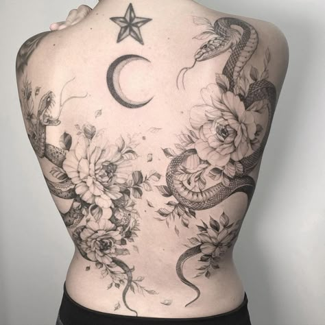 Awesome gentle black graphic flowers and snakes tattoo for girls by famous Polish tattoo artist from Gdańsk - Dorota Masalska Back Tattoo Women Full, Snakes Tattoo, Floral Back Tattoos, Backpiece Tattoo, Body Tattoo Design, Graphic Tattoo, Graphic Flowers, Girl Back Tattoos, Geniale Tattoos