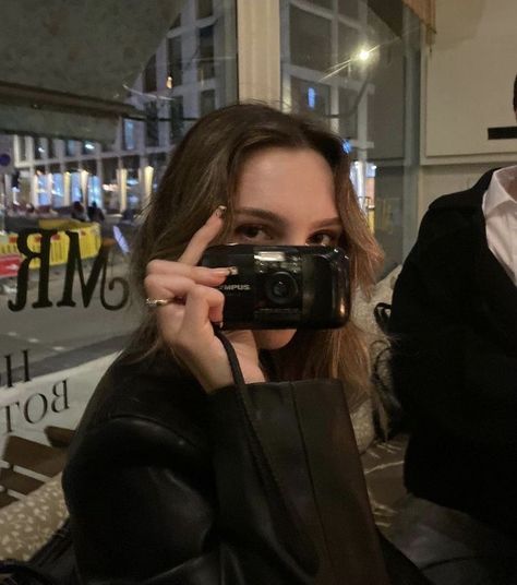 girl with a camera. girl making pictures. photographer, photography. autumn vibes Emelia Aesthetic, Rania Core, Ciggerette Aesthetic, Sandra Core, Nancy Core, Uptown Girl Aesthetic, Chica Cool, 사진 촬영 포즈, Uptown Girl