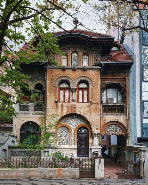 Romanian Revival Architecture, Transylvania Architecture, Romania Architecture, Croatia Architecture, Romanian House, Romanian Architecture, Old Style House, Mansion Floor Plan, Revival Architecture