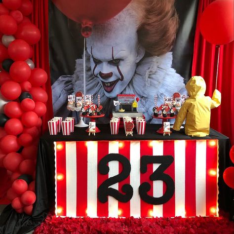 Beautiful set up by @joaneventsdesign You ROCKED this theme😍😍 🎈 Pennywise Theme 🎈Thank you @joaneventsdesign for trusting me 💕💕#pennywise… Pennywise Decorations, Horror Themed Party, Halloween Themed Birthday Party, Halloween Circus, Pastel Birthday, What Is Halloween, Horror Party, Diy Halloween Decor, Birthday Halloween Party